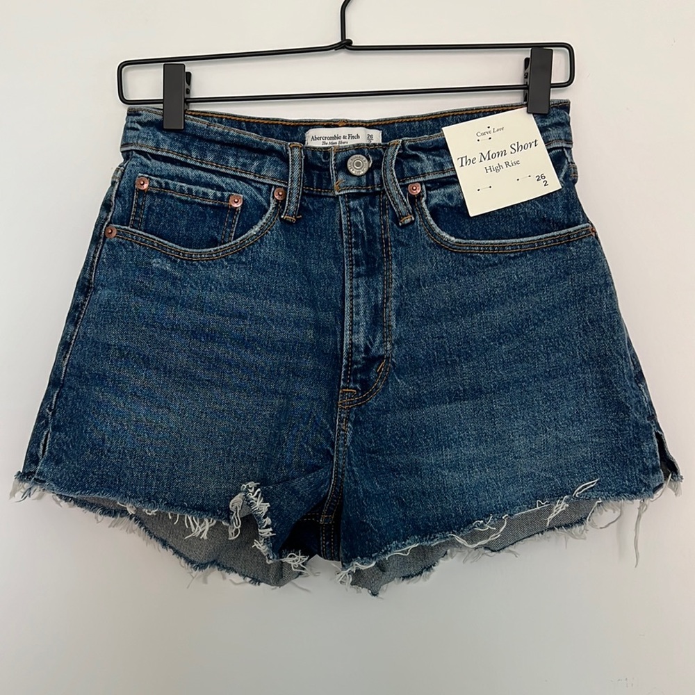 Abercrombie Mom High Rise Short Curve Love size 26 / 2 dark wash NWT